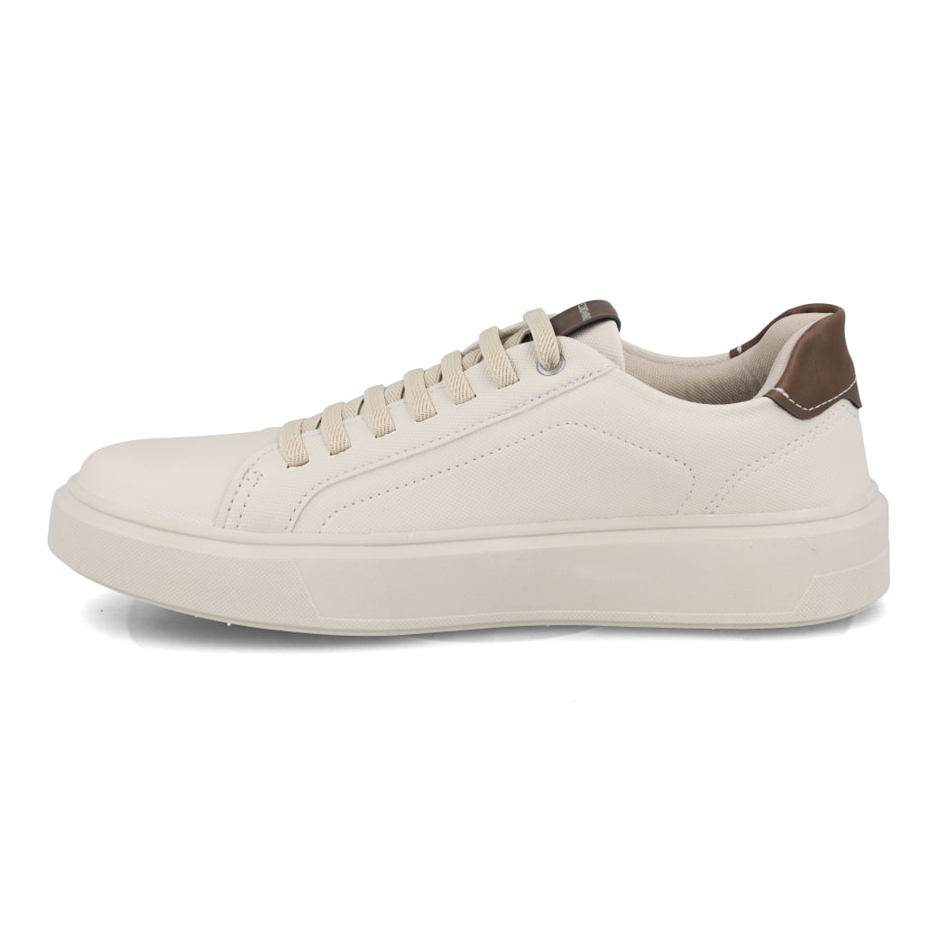 Vista lateral do tênis casual masculino em couro sintético marrom